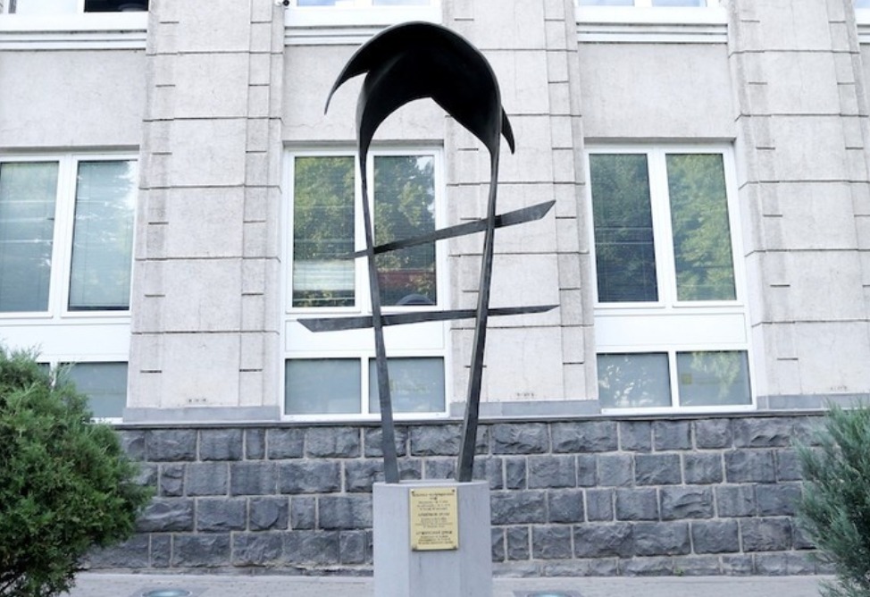 7 памятник деньгам 