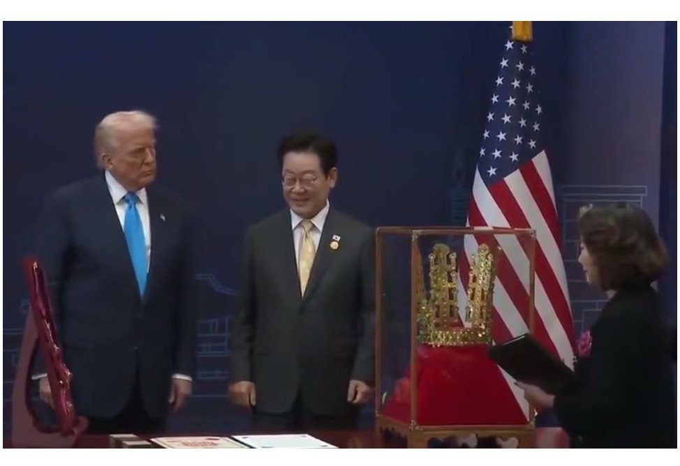 Հարավային Կորեայի նախագահը Թրամփին նվիրել է ոսկե թագ. (ՎԻԴԵՈ)