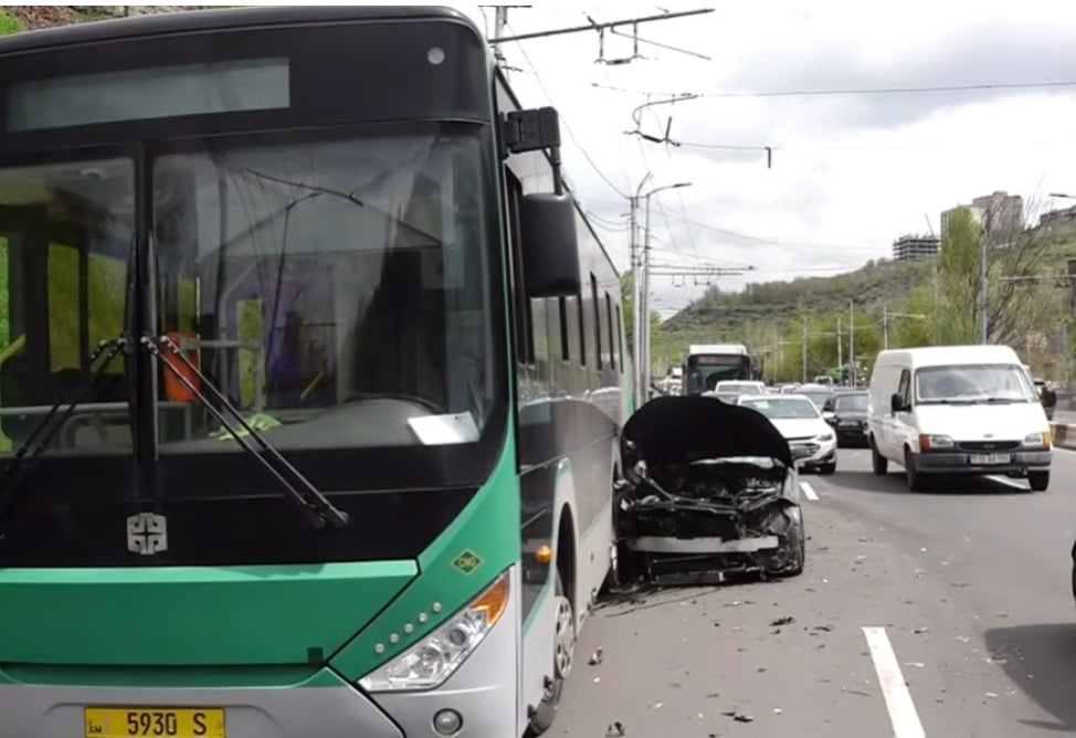 Խոշոր ավտովթար Մյասնիկյան պողոտայում՝ ավտոբուսի մասնակցությամբ․ կա վիրավոր