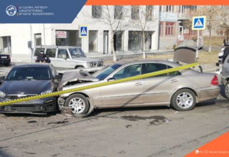 Крупная цепная авария с участием пассажирского микроавтобуса произошла в Армении