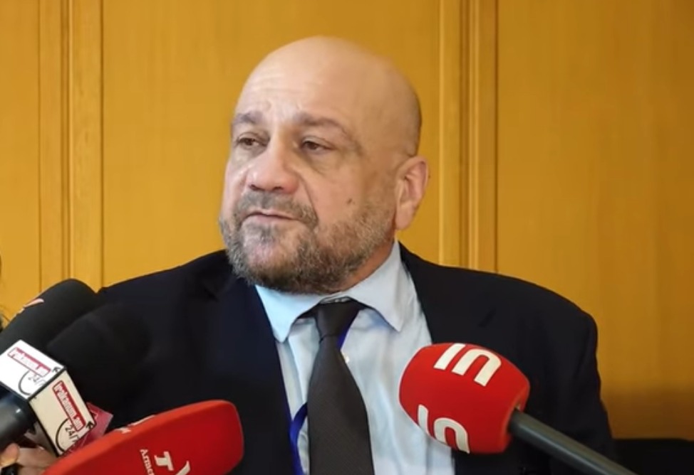 "Я пришел просить денег": директор Общественного радио Армении не исключил увольнения сотрудников "Я пришел просить денег": директор Общественного радио Армении не исключил увольнения сотрудников
