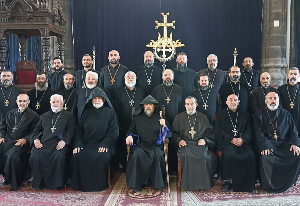 Գյումրիում պատարագ մատուցելը որևէ մեկի կողմից «կնշանակի, որ առաջնորդանիստը բռնազավթված է». Շիրակի թեմի հոգևորականներ