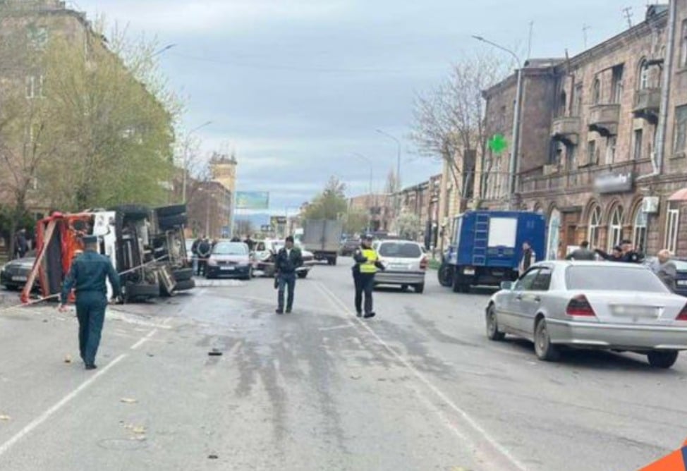 Ողբերգական ավտովթար՝ Գյումրիում․ բախվել է ահազանգով մեկնող փրկարարական մեքենան և 4 մեքենա․ կա զոհ ու 5 վիրավոր Ողբերգական ավտովթար՝ Գյումրիում․ բախվել է ահազանգով մեկնող փրկարարական մեքենան և 4 մեքենա․ կա զոհ ու 5 վիրավոր