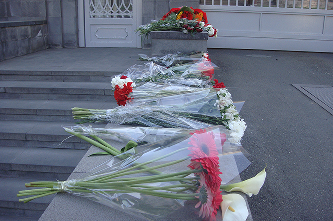 Цветы и свечи у посольства России теракт Питер