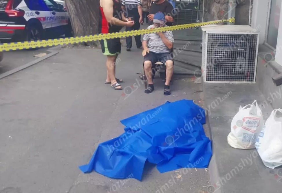 Նար-Դոս փողոցի շենքերից մեկի բակում հայտնաբերվել է կնոջ մարմին