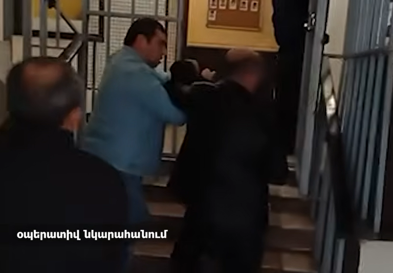Զանգել, հայհոյել է ոստիկաններին, անտեսել է նախկին ընկերուհուն տեսնելու արգելքը․ 45–ամյա տղամարդու սկանդալային պահվածքը ավարտվել է ձերբակալությամբ (ՎԻԴԵՈ)