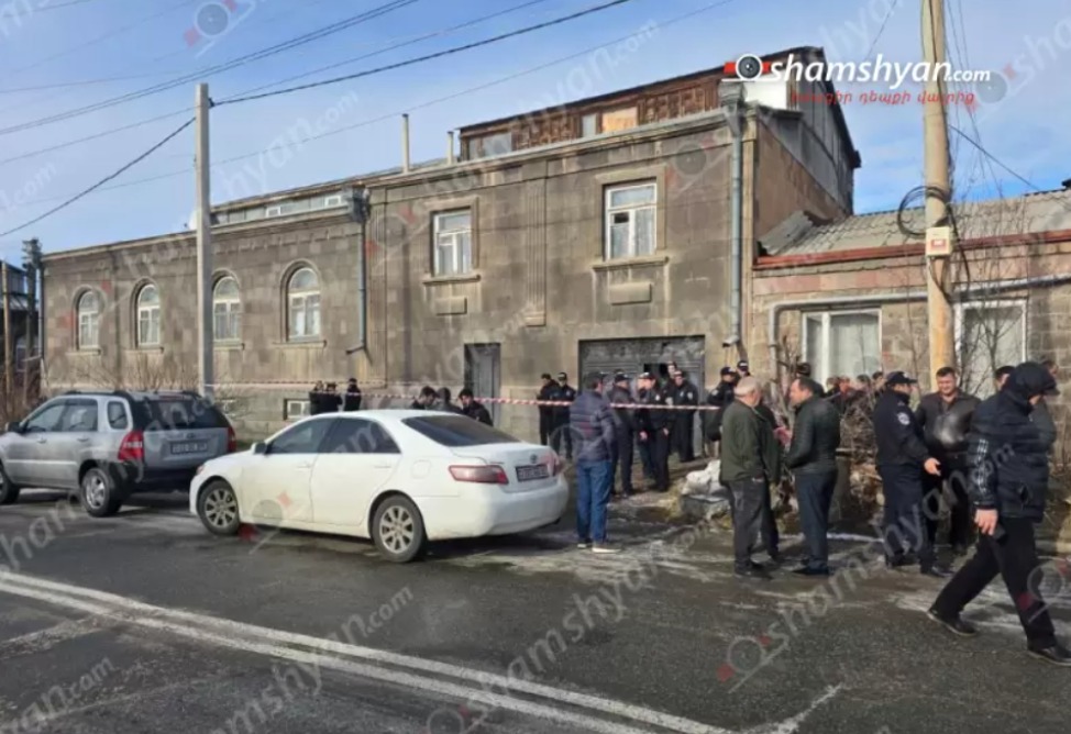 Սարսափելի դեպք՝ Գյումրիում․ 37–ամյա տղամարդը դանակահարել ու սպանել է սեփական ծնողներին Սարսափելի դեպք՝ Գյումրիում․ 37–ամյա տղամարդը դանակահարել ու սպանել է սեփական ծնողներին
