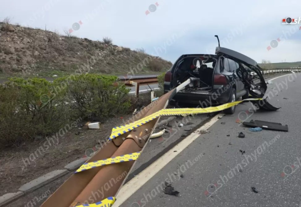 Երևան–Սևան ճանապարհին Porsche–ն մխրճվել է երկաթե արգելապատնեշին․ 45–ամյա վարորդը տեղում մահացել է 