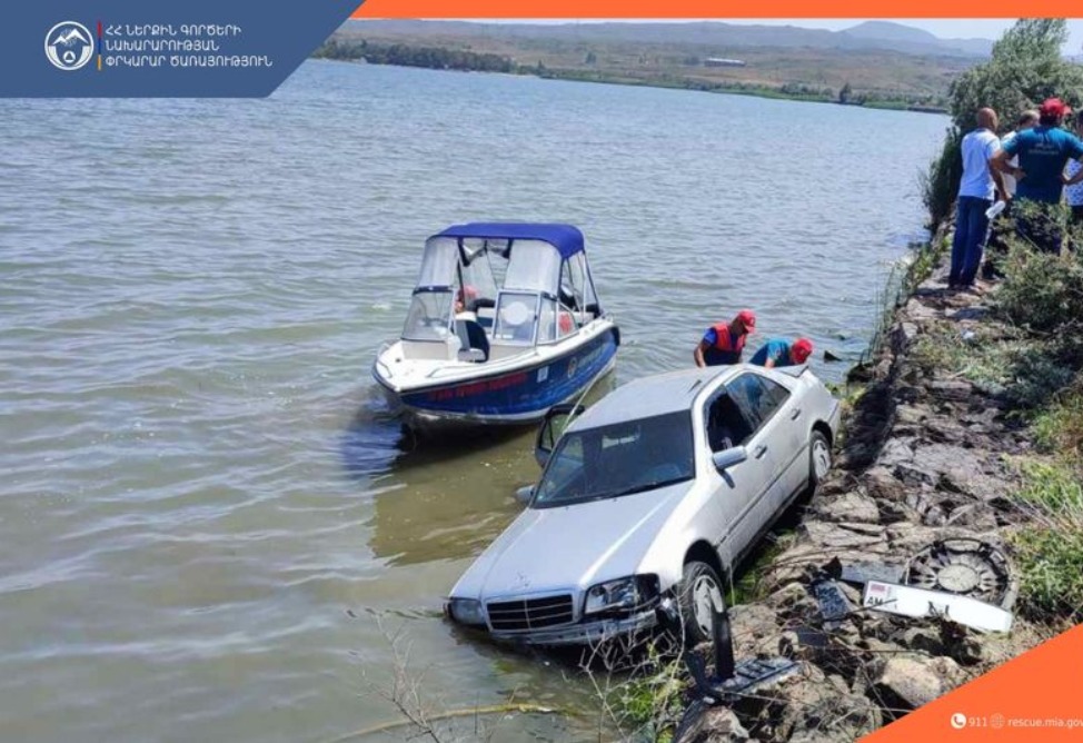 Mercedes-ն ընկել է Սևանա լիճը․ 3 քաղաքացու ավտոմեքենայից դուրս են բերել տեղի ուժերով
