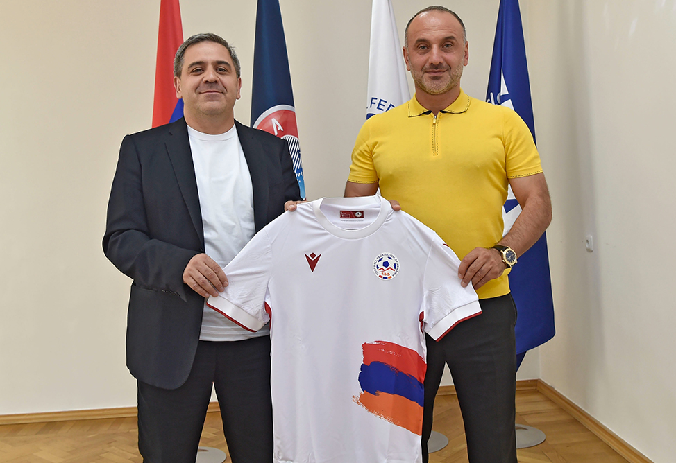 Главным тренером национальной сборной Армении по футболу стал Егише Меликян, сменив Джона ван'т Схипа