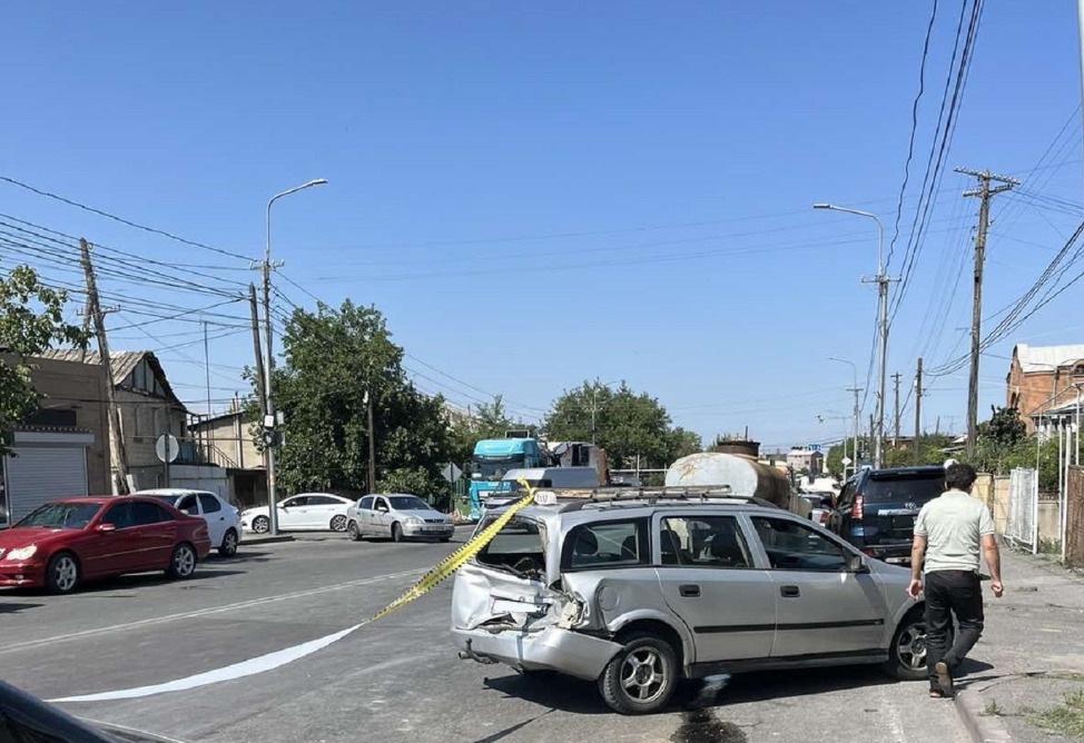 Երևանում 8 մեքենայի ողբերգական վթարից հետո քաղաքացին կլինիկական մահ է տարել, սակայն նրա կյանքը հաջողվել է փրկել Երևանում 8 մեքենայի ողբերգական վթարից հետո քաղաքացին կլինիկական մահ է տարել, սակայն նրա կյանքը հաջողվել է փրկել