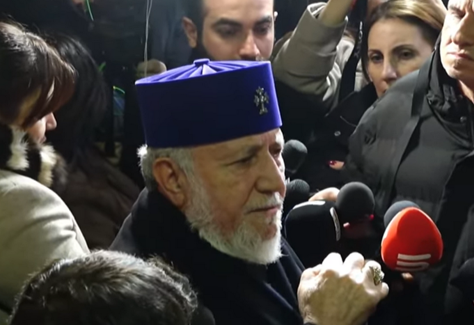 Католикоса Всех армян, вернувшегося в Ереван из Франции, приветствовали аплодисментами в аэропорту 