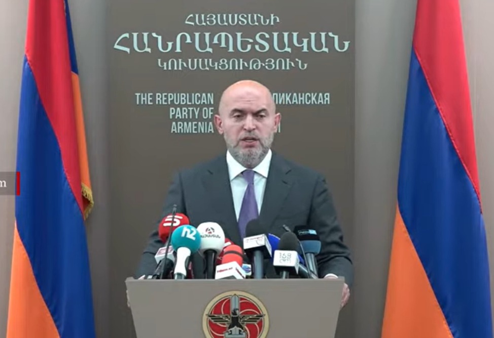 Ашотян показал браслет слежения и заявил о фарсе в суде