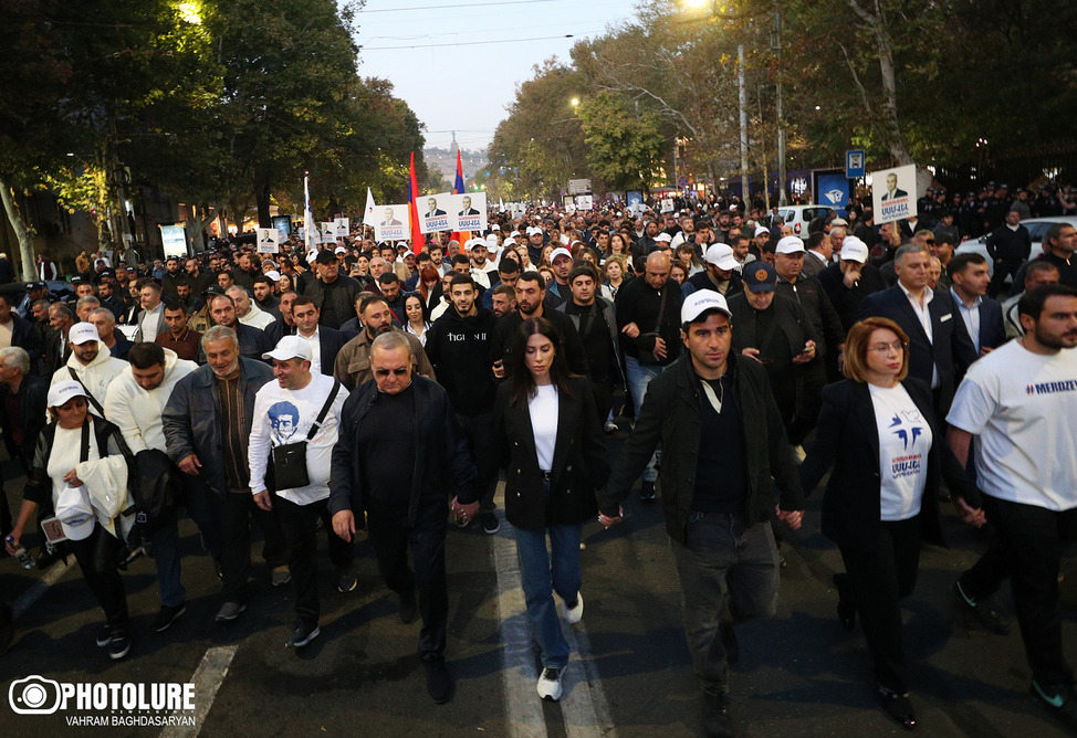 Шествие участников в поддержку Самвела Карапетяна началось в Ереване - они идут к зданию СНБ 