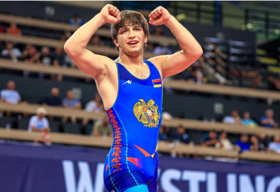 Трусикидегі жетілген әйелдер порно Душқа қарап, трахает