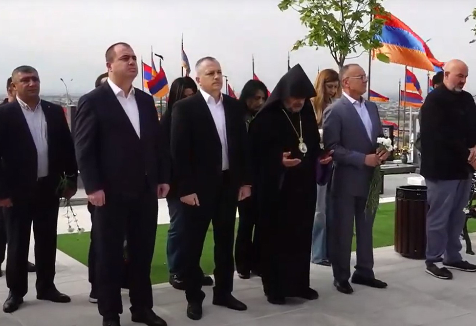 Руководство Арцаха и депутаты Армении посетили «Ераблур» в годовщину начала 44-дневной войны