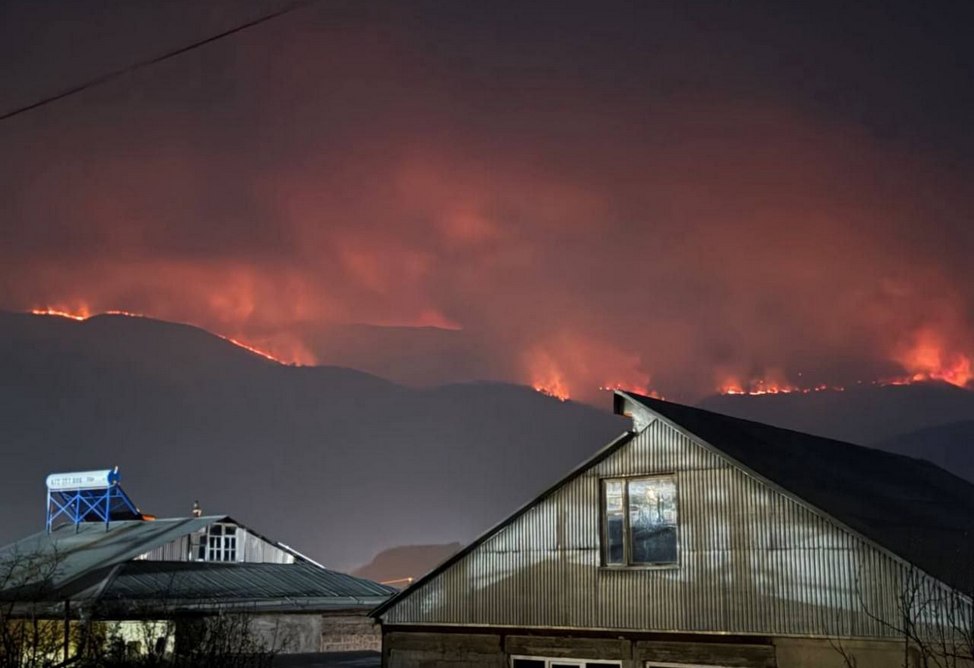 Пожар полыхает в Дилижанском национальном парке, в тушении задействованы сотни пожарных, экопатрульных и волонтеров 