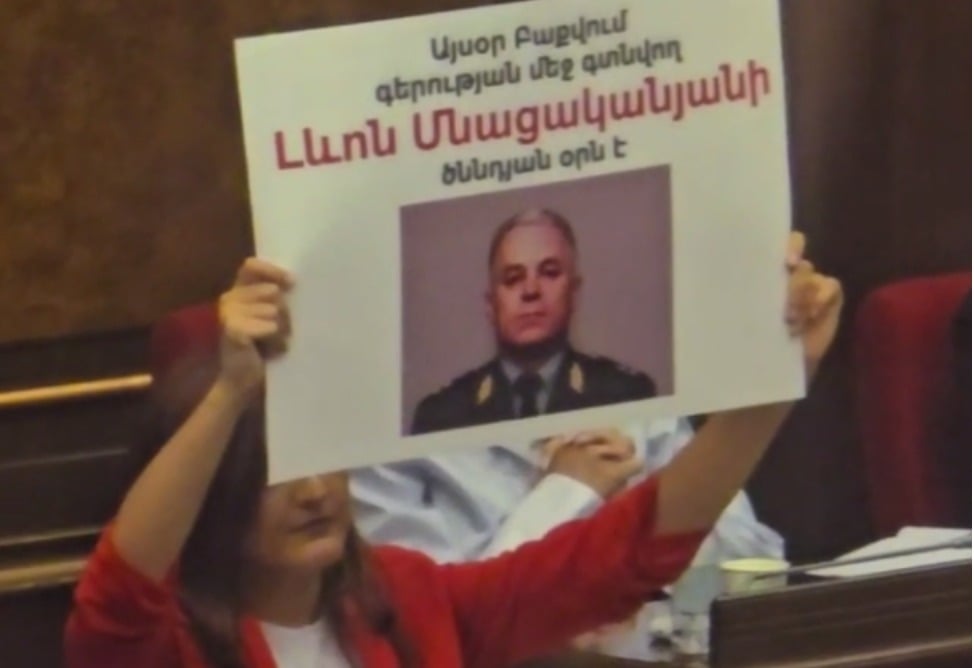 Оппозиционный депутат провела акцию молчания в день рождения экс-министра обороны Арцаха Левона Мнацаканяна 
