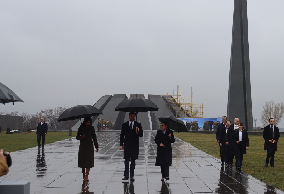 Թող մեր երկրները միասին ձգտեն խաղաղության. ԱՄՆ փոխնախագահն այցելել է Ծիծեռնակաբերդի հուշահամալիր (ՖՈՏՈ)