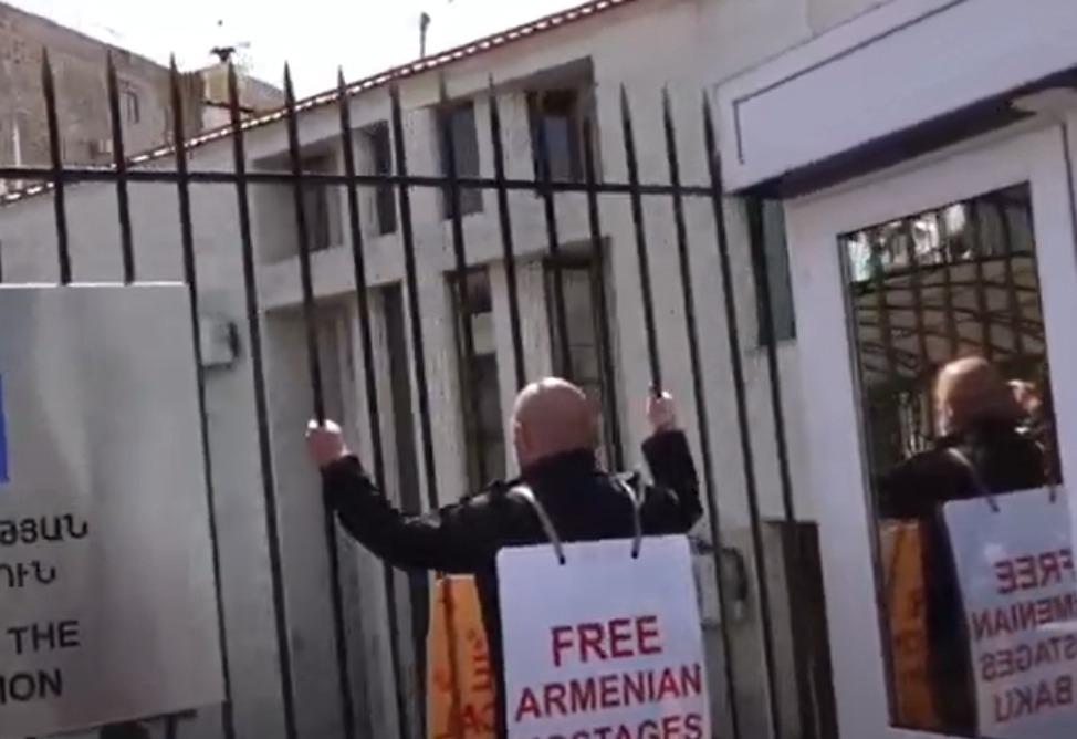 Армен Ашотян протестует перед зданием миссии Евросоюза в Ереване с требованием освободить армянских пленных