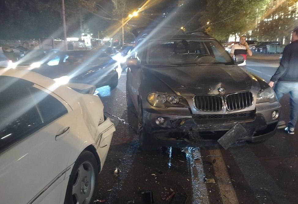 ДТП с участием 5-ти машин произошло в центре Еревана, в числе пострадавших - 2-летний ребенок 