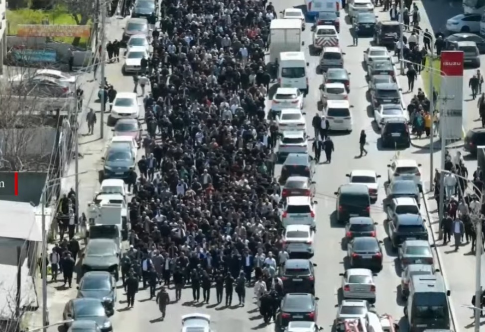 "Свобода! Самвел Карапетян - премьер-министр!": в Ереване проходит шествие 