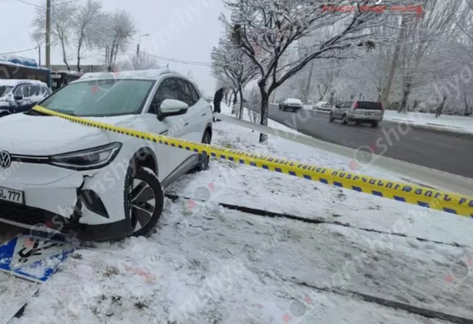 Արտակարգ դեպք՝ Երևանում. մեքենան բախվել է հետիոտնային անցման ցուցանակին, այն ընկել է հետիոտնի վրա, վերջինս հոսպիտալացվել է