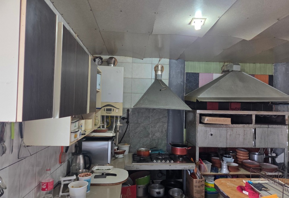 Կեղտոտ առաստաղ և չախտահանվող դռներ. ՍԱՏՄ-ն  կասեցրել է հանրային սննդի օբյեկտի գործունեությունը (ՖՈՏՈ)