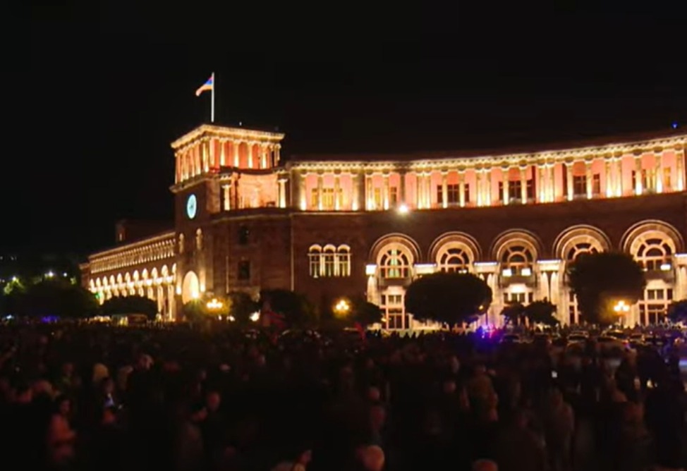 Участники протестного митинга идут к зданию ОТА Участники протестного митинга идут к зданию ОТА