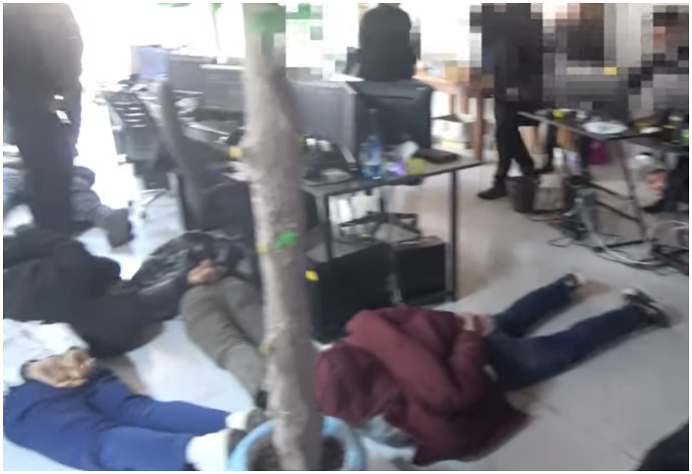 Ավելի քան 80,000 ԱՄՆ դոլար, ոսկյա զարդեր. ՔԿ-ն բացահայտել է նոր «զանգերի կենտրոն» (ՖՈՏՈ, ՎԻԴԵՈ) Ավելի քան 80,000 ԱՄՆ դոլար, ոսկյա զարդեր. ՔԿ-ն բացահայտել է նոր «զանգերի կենտրոն» (ՖՈՏՈ, ՎԻԴԵՈ)