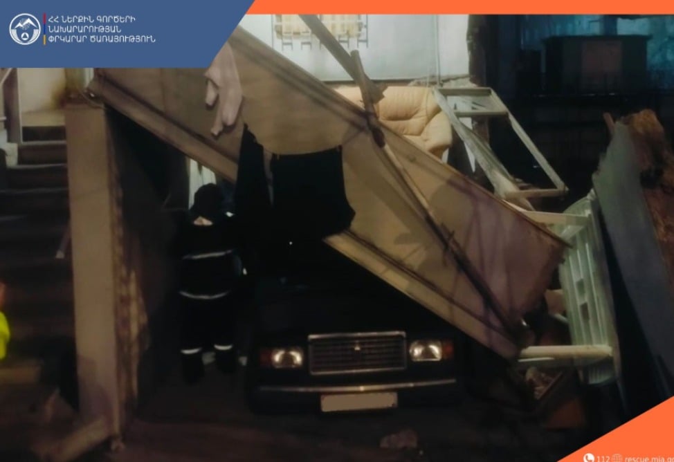 Обрушение в центре Еревана: 13 человек эвакуированы Обрушение в центре Еревана: 13 человек эвакуированы