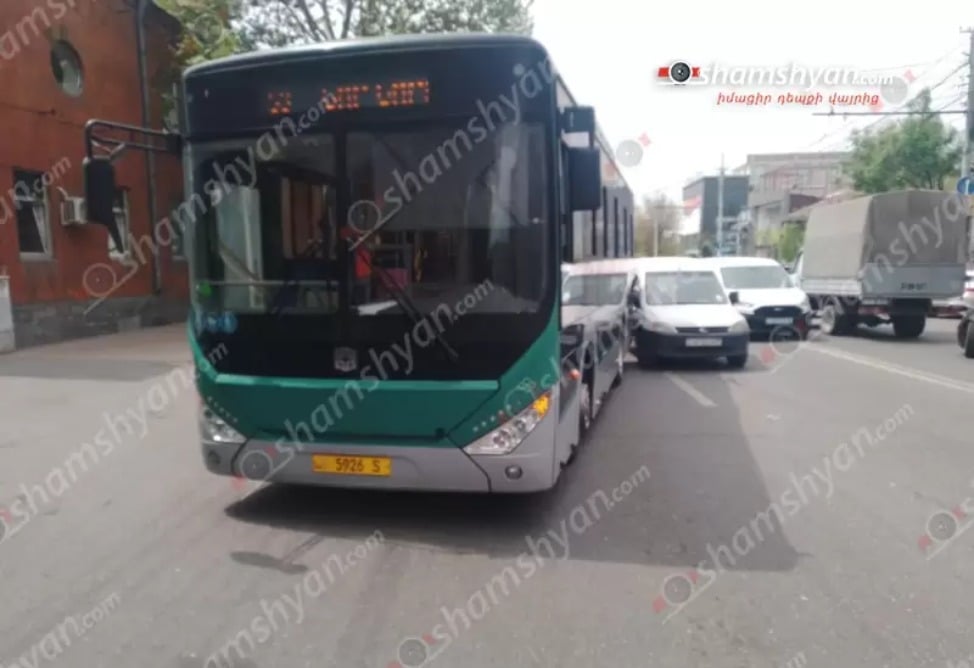 Ավտովթար՝ Երևանում. բախվել են  53 երթուղին սպասարկող  ավտոբուսն ու «Opel»-ը