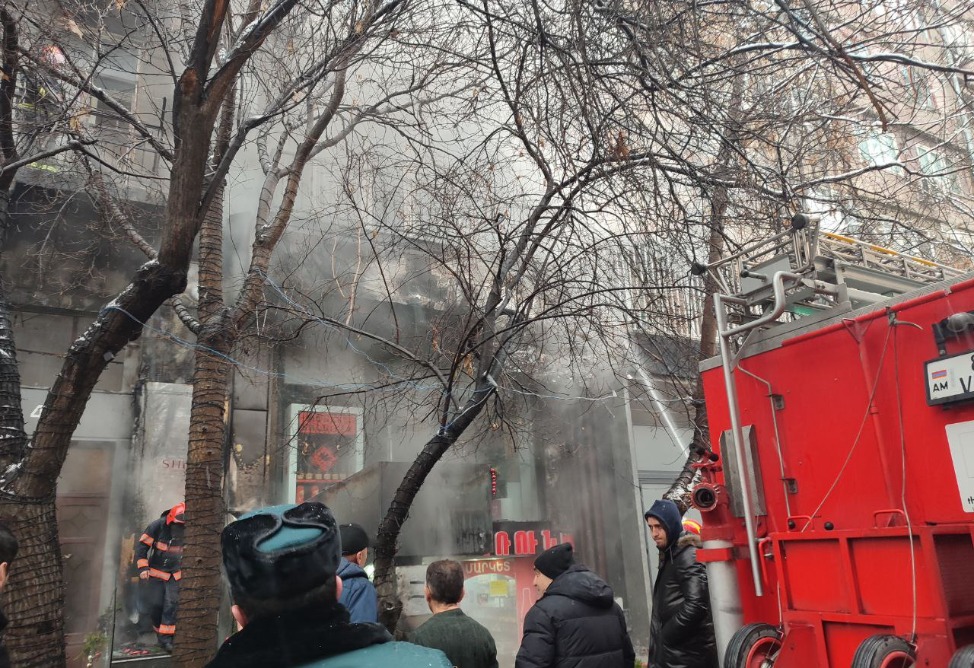 Пожар произошел в центре Еревана (ФОТО, ВИДЕО)