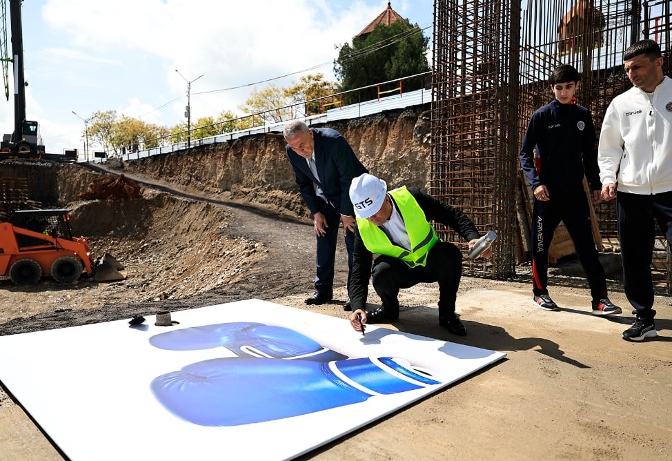 Շոգեբաղնիք, երկու մասնաշենք, բասկետբոլի դահլիճ․ Երևանում տեղի է ունեցել Արթուր Աբրահամի անվան մանկապատանեկան մարզահամալիրի հիմնարկեքի արարողությունը (ՖՈՏՈ)