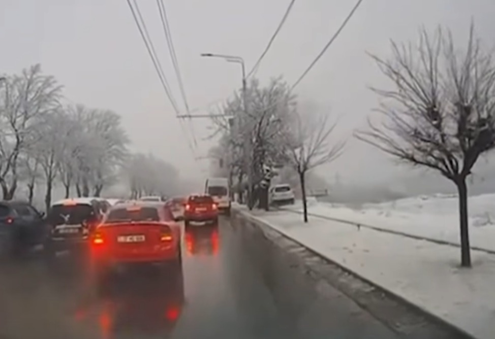 Toyota–ի վարորդը Իսակովի պողոտայում մեքենան վարել է հետիոտնի համար նախատեսված հատվածով․ նա հայտնաբերվել է (ՎԻԴԵՈ)