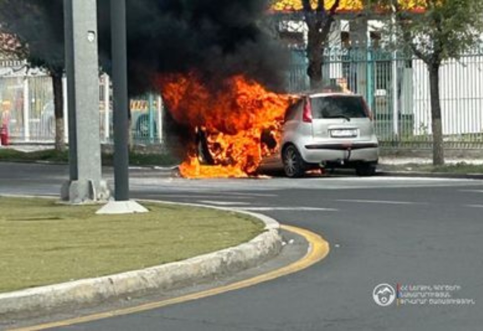 «Զվարթնոց» օդանավակայանի մոտ մեքենա է այրվել