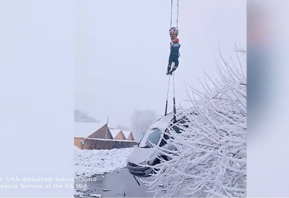 В Армении машина упала в реку близ зоны отдыха (ВИДЕО)