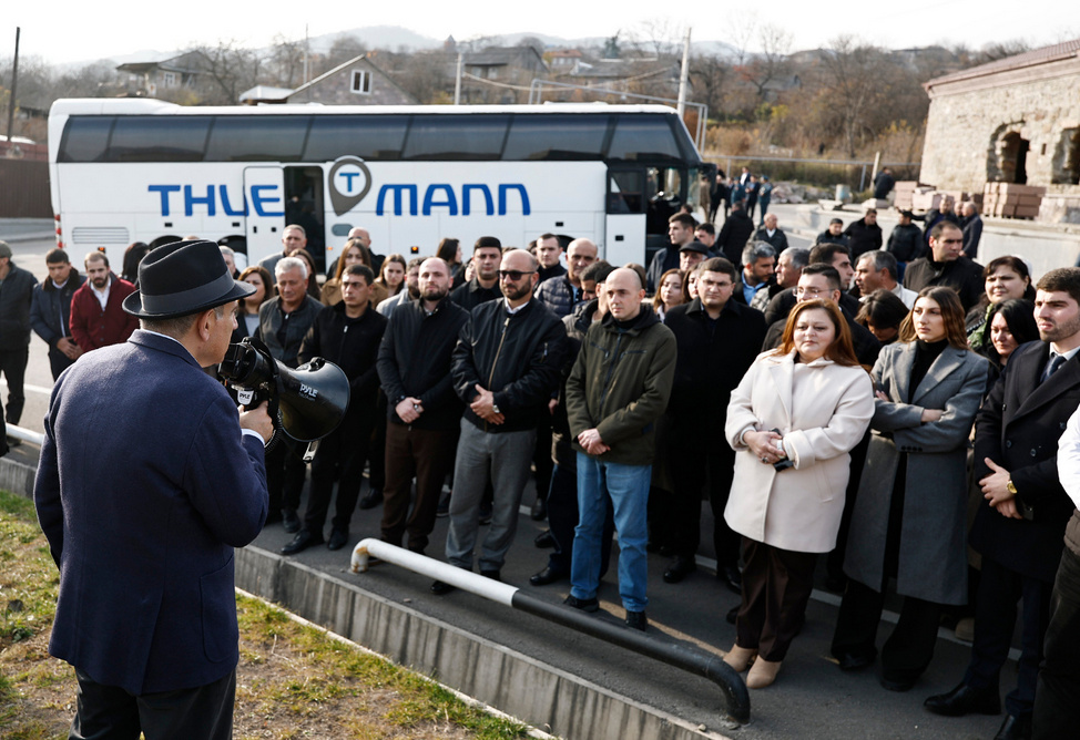 Пашинян с группой граждан совершил экскурсию по селу Киранц, граничащему с Азербайджаном (ВИДЕО)