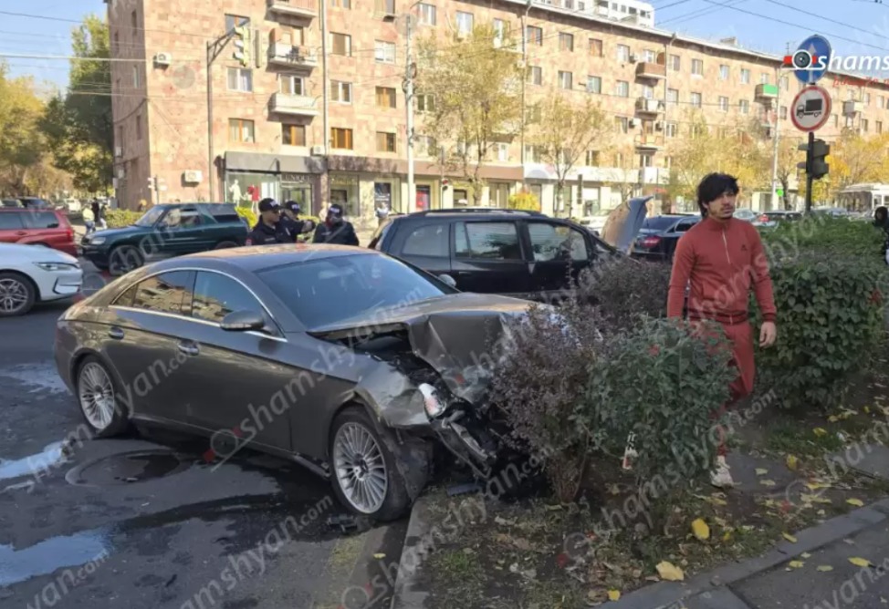 Երևանում մեքենաներ են բախվել․ երկու մարդ հոսպիտալացվել է 