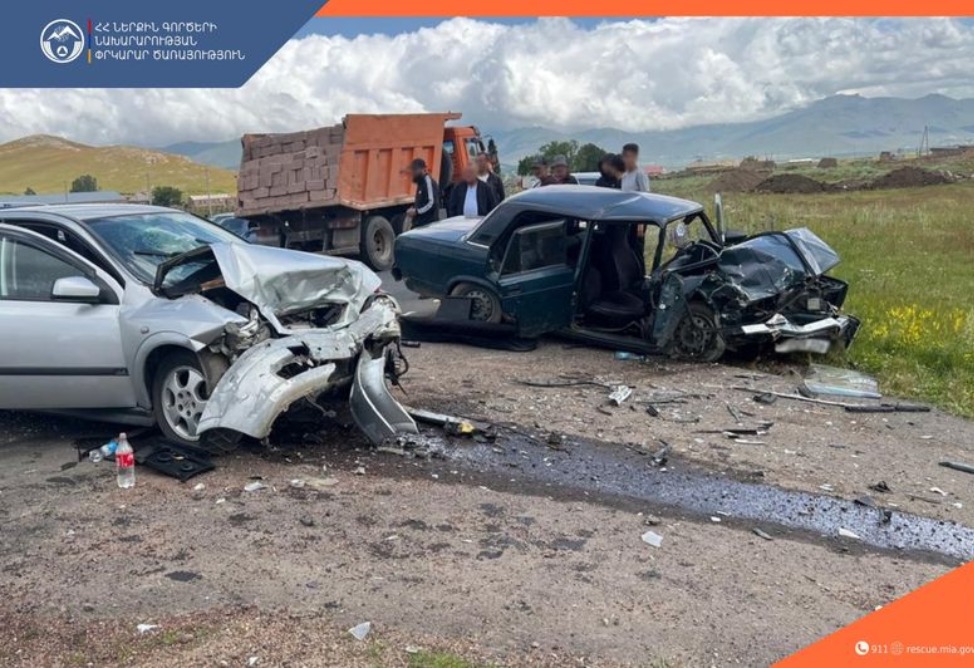 Ողբերգական ավտովթար Արագածոտնում․ Opel–ի ուղևորը մահացել է, 4 մարդ հոսպիտալացվել է