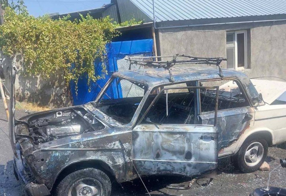 Երևանում բժշկական կենտրոնի մոտ մեքենա է հրդեհվել