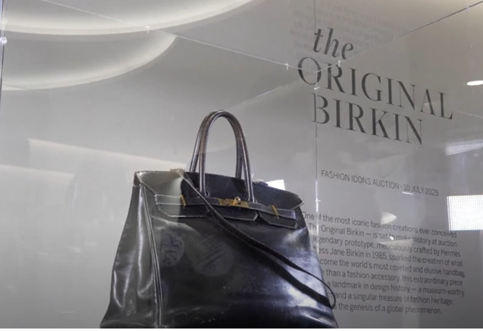 Легендарная сумка Birkin от Hermès ушла с аукциона за рекордные $10,1 млн. Легендарная сумка Birkin от Hermès ушла с аукциона за рекордные $10,1 млн.