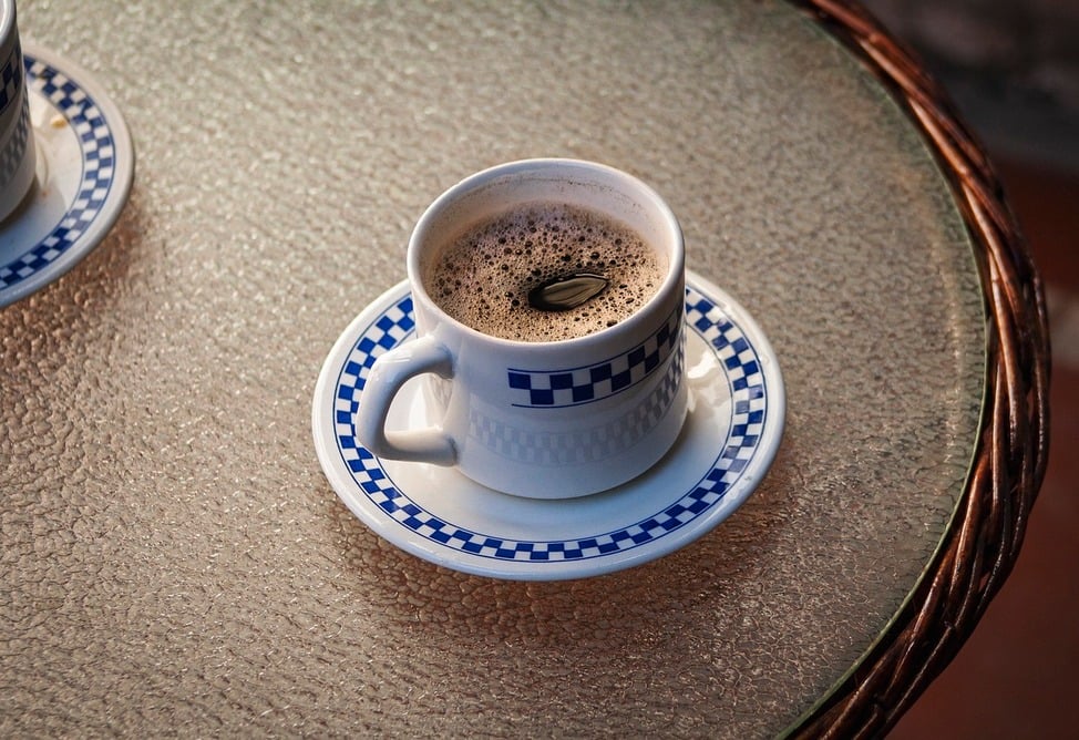 Ученые выяснили, почему вредно пить кофе слишком рано утром 