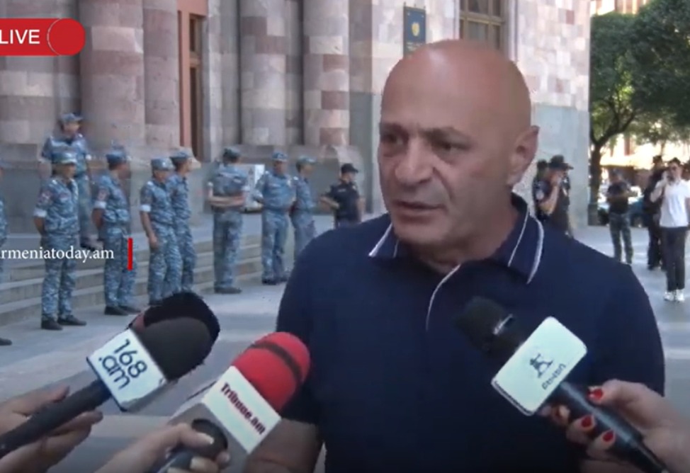 Арцахцы протестуют перед зданием правительства Армении Арцахцы протестуют перед зданием правительства Армении