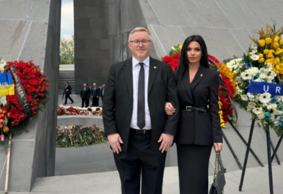 Հիշում ենք և պահանջում․ դերասանուհի Միլենա Վարդանյանն ու ամուսինը՝ ՀՀ–ում Կանադայի դեսպանը, այցելել են Ծիծեռնակաբերդի հուշահամալիր (ՖՈՏՈ, ՎԻԴԵՈ)