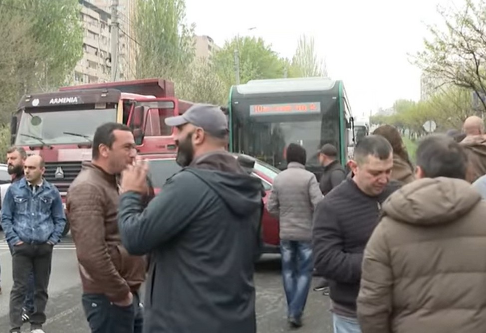 Группа ереванцев перекрыла Егвардское шоссе, протестуя против действий застройщика. В мэрии отреагировали Группа ереванцев перекрыла Егвардское шоссе, протестуя против действий застройщика. В мэрии отреагировали