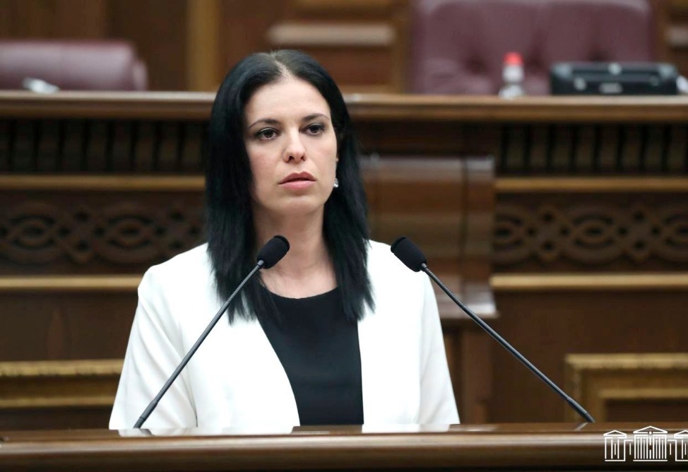 Спикер НС Армении принял отставку оппозиционного депутата Арегназ Манукян