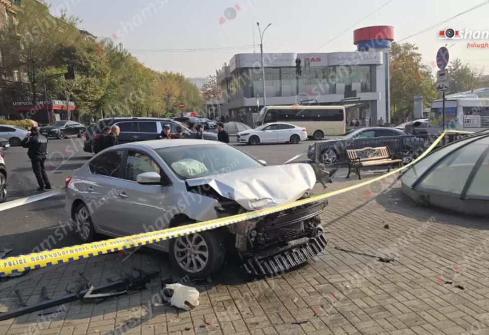 Խոշոր ավտովթար՝ Երևանի կենտրոնում․ բախվել են Nissan–ն ու Mercedes–ը, վերջինս բախվել է մարդատար «Գազել»–ին, կան վիրավորներ