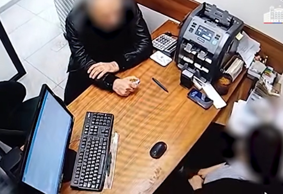 Երևանում 62–ամյա տղամարդը բանկի աշխատակցից դանակի սպառնալիքով գումար է պահանջել (ՎԻԴԵՈ)