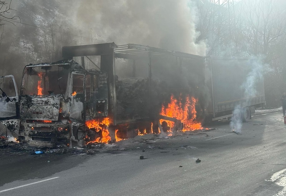 ﻿Ցեմենտով և ապակե մանրաթելով բեռնված բեռնատար է այրվել (ՖՈՏՈ)